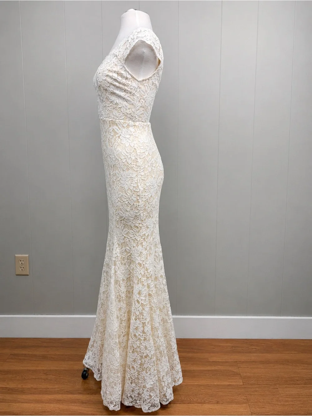 Lulus NWT Ivory Lace Mermaid Wedding Gown XXS Deep V Bridal Dress
